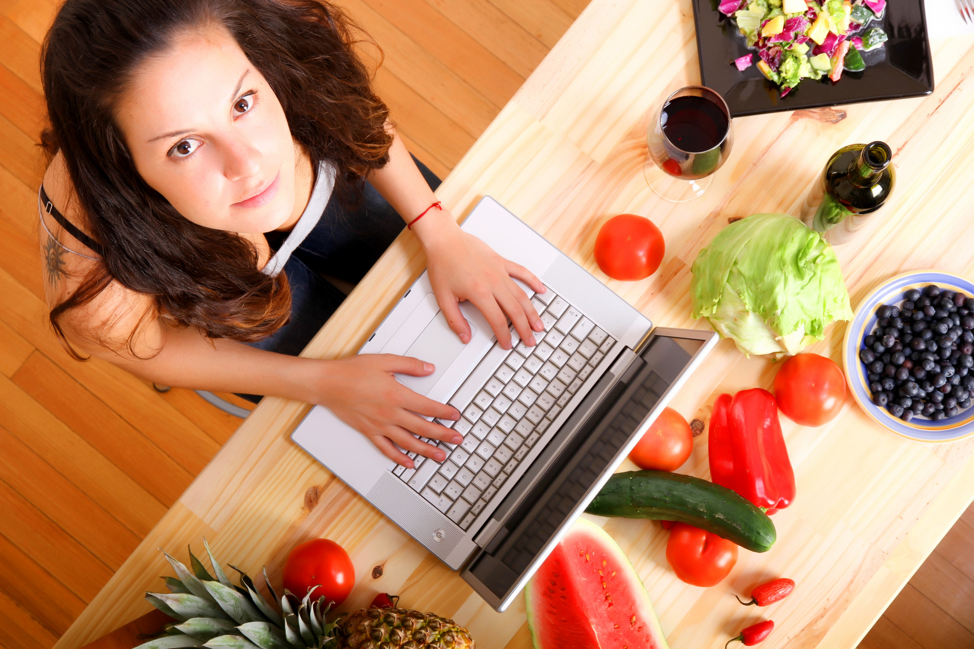 Workspace con prodotti freschi e laptop
