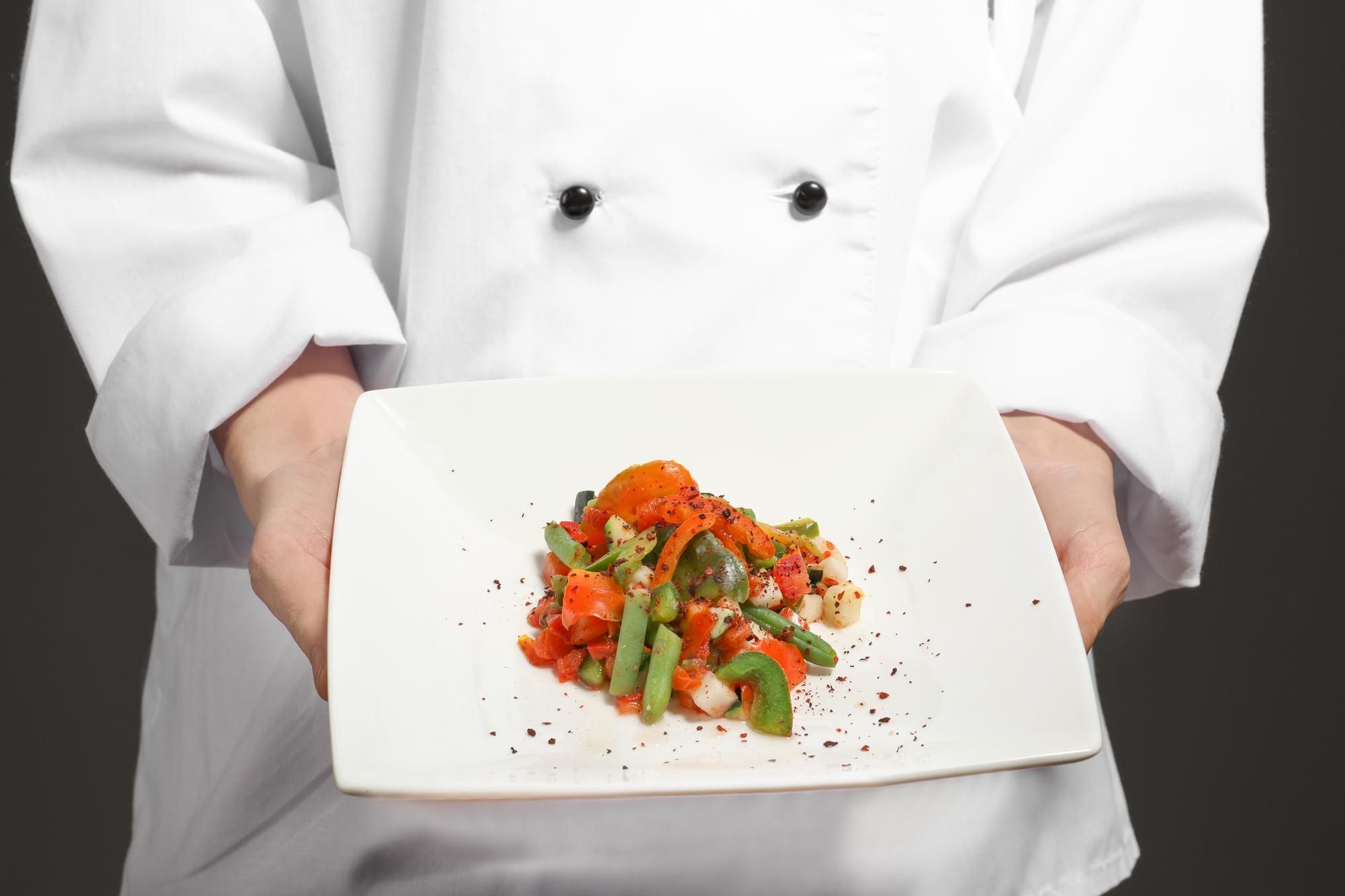 Chef che prepara un piatto moderno